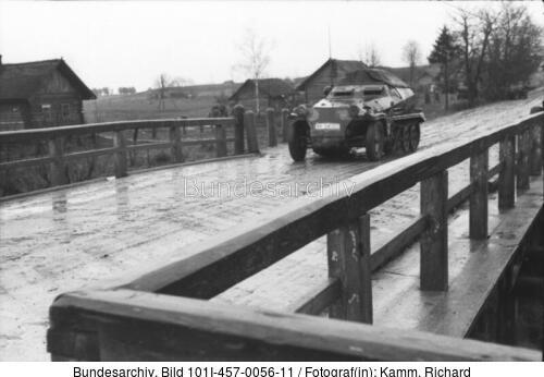 Russland, Schützenpanzer mit Plane