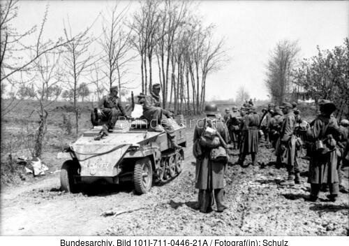 Russland-Süd, Schützenpanzer, Soldaten auf Straße