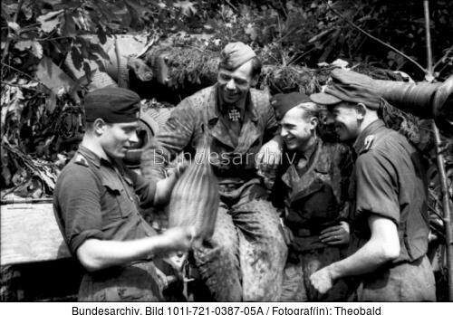Frankreich, SS-Panzersoldaten vor Panzer