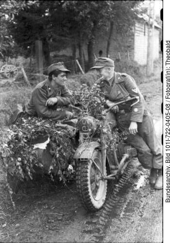Frankreich, Panzersoldaten mit Motorrad