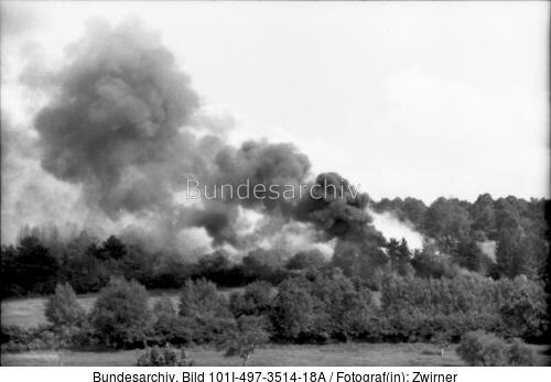 Arnheim/Nymwegen.- Rauchwolken über Wald