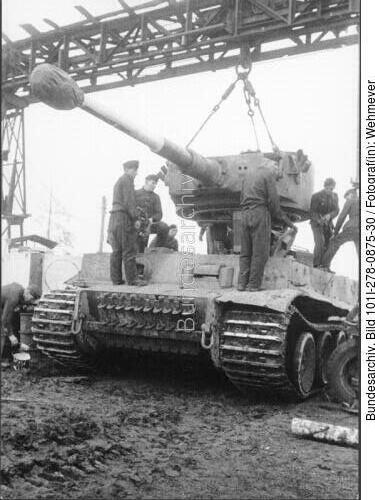 Russland, Reparatur eines Panzers VI (Tiger I)