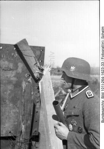 Frankreich, Soldat neben Zielwand (?)