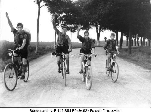 Berlin, Hitlerjugend bei Fahrradausflug