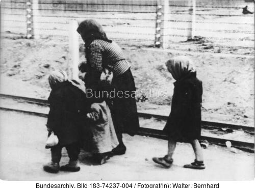 KZ Auschwitz-Birkenau, alte Frau und Kinder