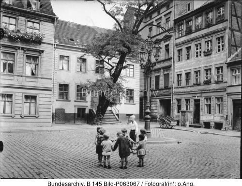 Berlin, Jüdenhof, Kinder beim Spielen