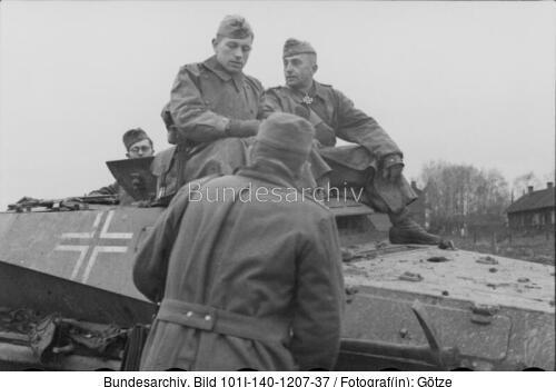 Russland, Soldaten auf Beobachtungspanzer