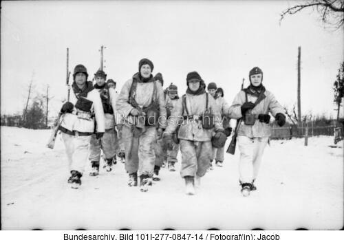 Russland, Soldaten auf Marsch im Schnee