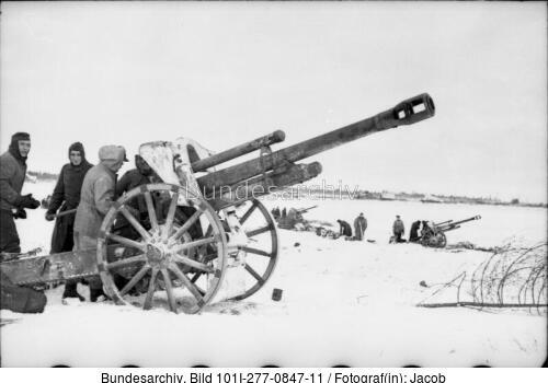 Russland, leichte Feldhaubitze in Feuerstellung