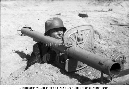 Reichsgebiet, Soldat mit Panzerabwehrwaffe