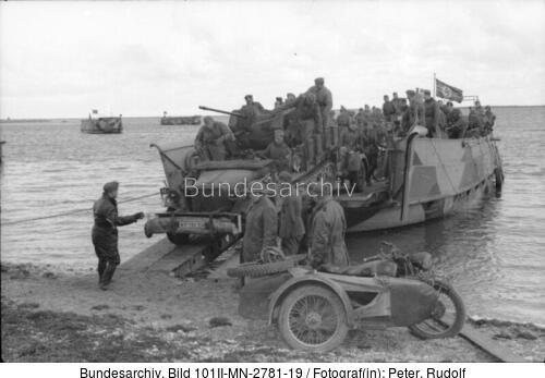Russland, Landungsboot mit Zugkraftwagen