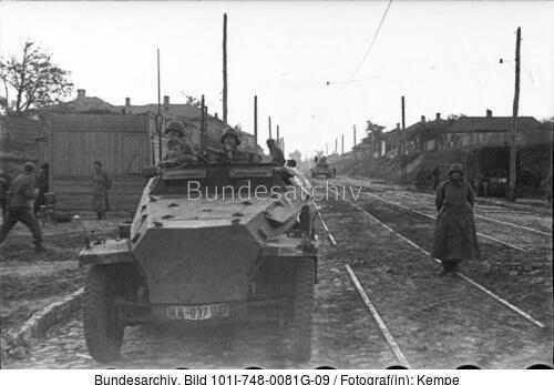 Russland, Schützenpanzer in Ortschaft