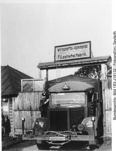 Russland, Wehrmachts-LKW vor Filzstiefelfabrik