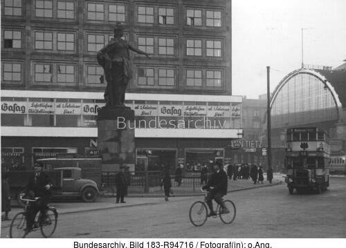 Berlin, Alexanderplatz, "Berolina"-Statue