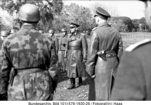 Bei Monte <span class="match">Cassino</span>, Inspektion von Fallschirmjägern