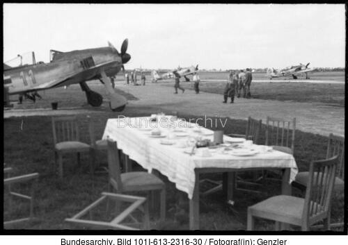 Im Westen, gedeckte Tafel, Flugzeuge Fw 190