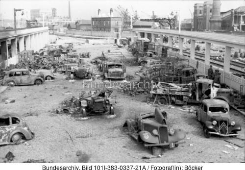 Frankreich, Calais, zerstörte Autos am Bahnhof(?)