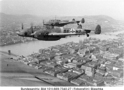 Flugzeuge Me 110 über Budapest