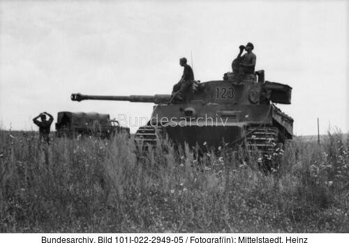 Russland, Soldaten auf Panzer VI "Tiger I"