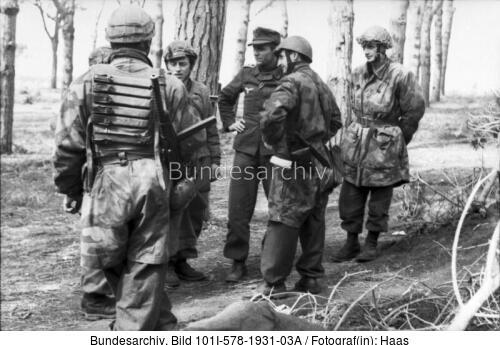 Italien, Fallschirmjäger im Wald