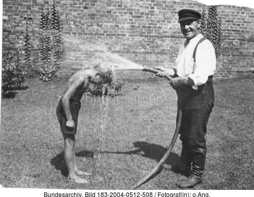 Berlin, Erfrischung aus dem Wasserschlauch