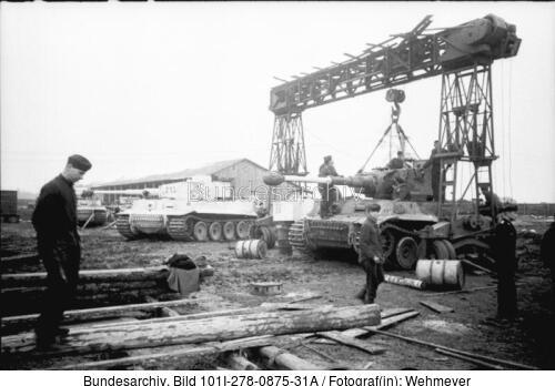 Russland, Reparatur eines Panzers VI (Tiger I)
