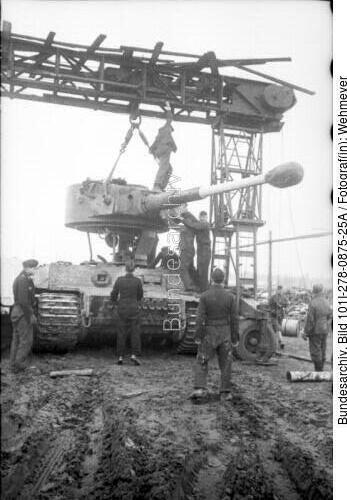 Russland, Reparatur eines Panzers VI (Tiger I)
