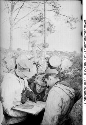 Russland, Soldaten im Graben bei Lagebesprechnung