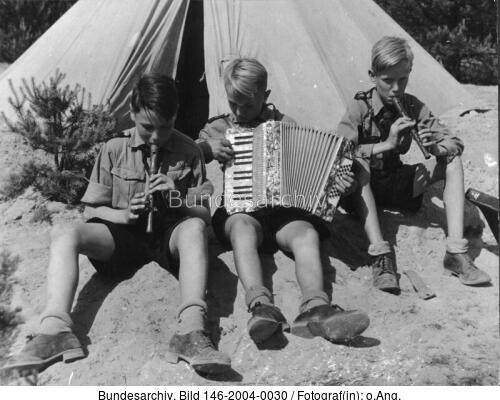HJ-Lager, musizierende Jungen