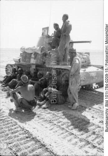 Nordafrika, italienische Soldaten, Panzer M13-40