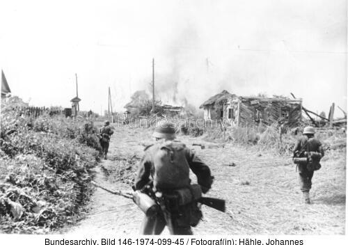 Russland, Gatnoje, Soldaten bei Besetzung einer Ortschaft