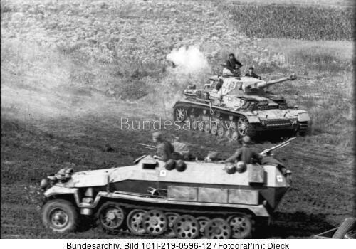 Russland, Panzer IV und Schützenpanzer in Fahrt