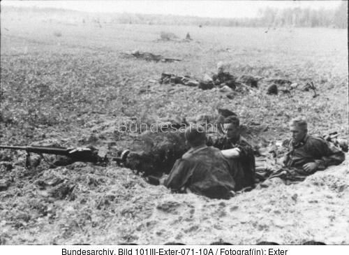 Russland, Waffen-SS in Schützenlöchern auf Feld