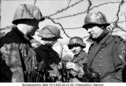 Russland, Soldaten unter Stacheldrahtnetz