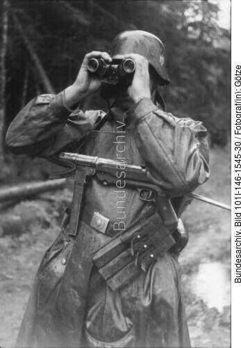 Russland, Soldat mit MP durch Fernglas schauend
