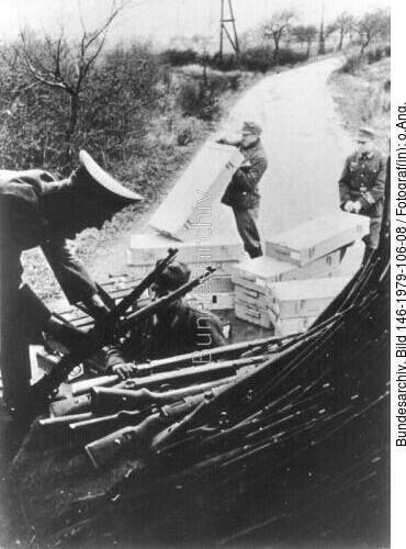 Volkssturm, Verladen von Gewehren