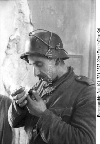Frankreich, Soldat zündet Pfeife an