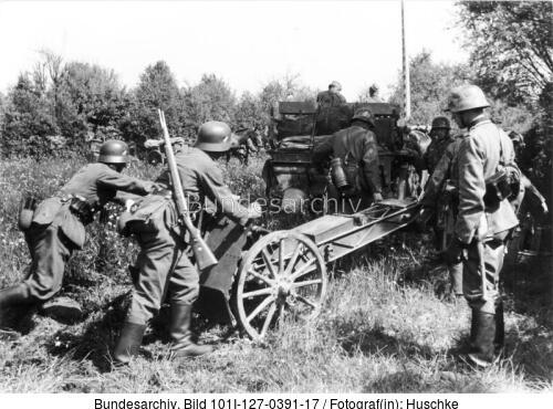 Im Westen, Soldaten mit Infanteriegeschütz