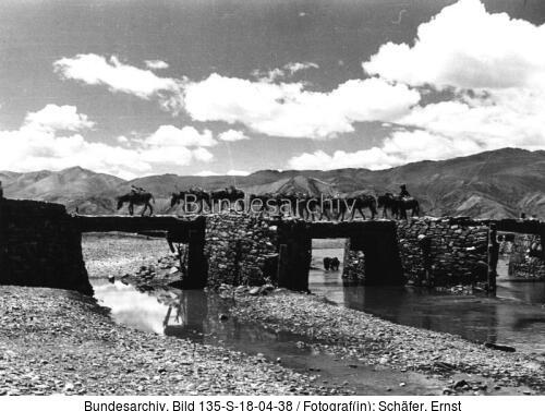 Tibetexpedition, Brücke mit Karawane