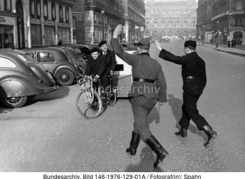 Paris, Deutsche Soldaten eine Rikscha rufend
