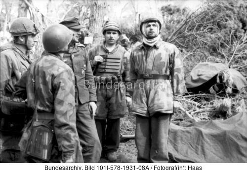 Italien, Fallschirmjäger im Wald