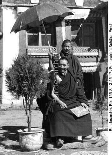 Tibetexpedition, Regent von Tibet mit Diener