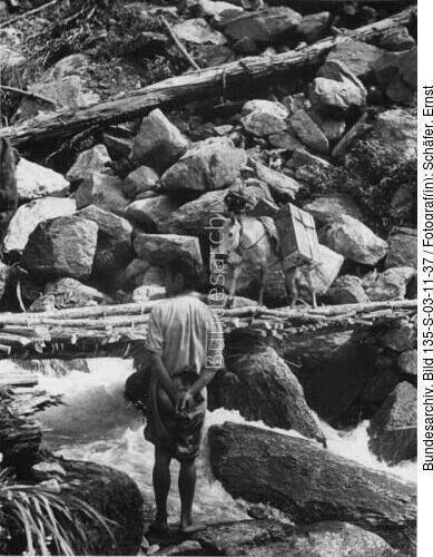 Tibetexpedition, Brücke und Expeditionsteilnehmer