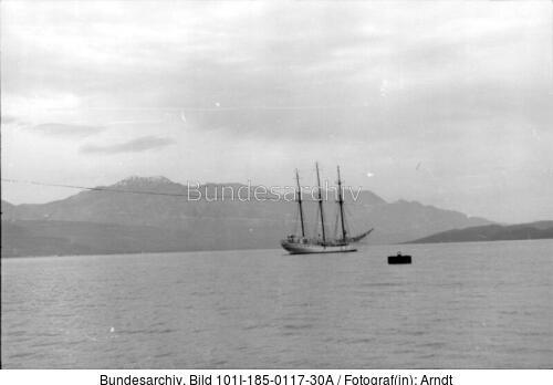 Bucht von Kotor (?), jugoslawische Schiffe