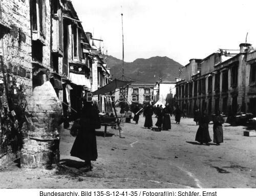 Tibetexpedition, Lhasa, Straßenszene