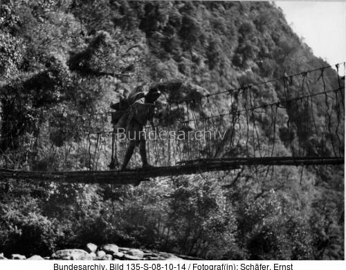 Tibetexpedition, Brücke mit Expeditionsteilnehmer
