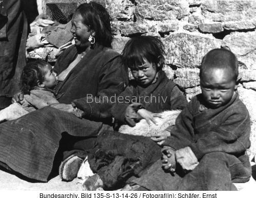 Tibetexpedition, Lhasa, Tibeterin mit Kindern