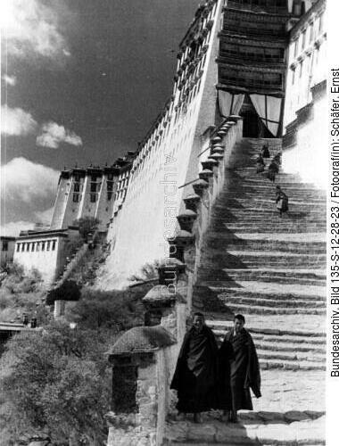 Tibetexpedition, Aufgang zum Potala