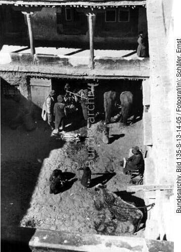 Tibetexpedition, Lhasa, Hof eines Hauses