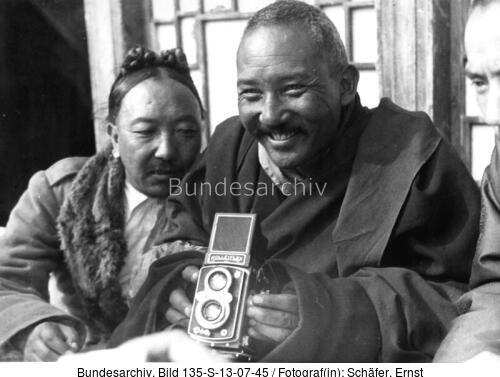 Tibetexpedition, Möndro mit Kyibu, Fotoapparat